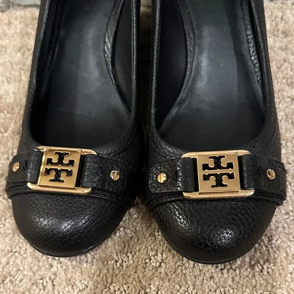 Tory Burch Natalya Pebbled Leather Black Pumps Wedges Size 5.5 - Picture 2 of 7